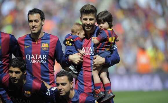 Shakira, avec ses enfants Milan (2 ans) et Sasha (3 mois), et sa belle-mère Montserrat Bernabeu, a assisté au match de football de son compagnon Gérard Piqué, Barca Vs Vanlence, à Barcelone. Le 16 avril 2015 016