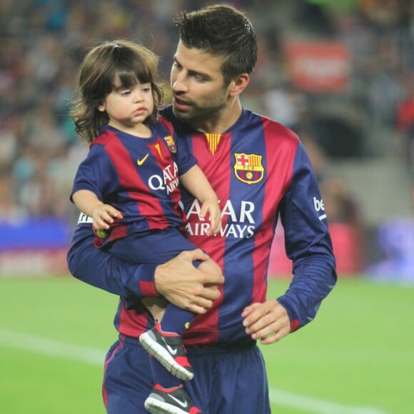 Gerard Piqué et son fils Milan - Shakira (enceinte) et son fils Milan vont encourager Gerard Piqué et le FC Barcelone au Camp Nou le 18 octobre 2014