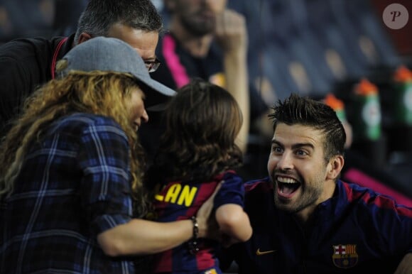 La chanteuse Shakira (enceinte) et son fils Milan sont venus encourager Gerard Piqué et le FC Barcelone au Camp Nou le 18 octobre 2014.