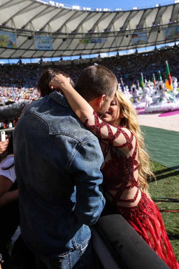 La chanteuse Shakira, son compagnon Gerard Piqué et leur fils Milan lors de la finale de la coupe du monde Allemagne-Argentine à Rio de Janeiro, le 13 juillet 2014