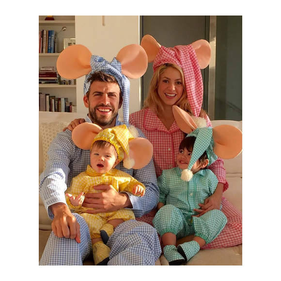 Shakira, son compagnon Gérard Piqué et leurs enfants Milan et Sasha déguisés en Topo Gigio pour Hallowen / photo postée sur Instagram.