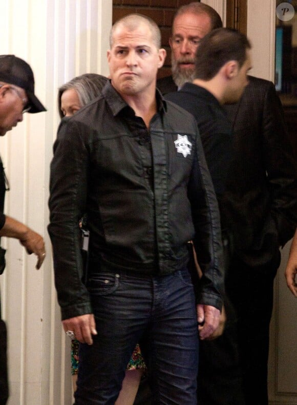 George Eads est sur le tournage de la serie "Les Experts : Las Vegas" a Las Vegas. L'acteur, dans cette scene, arrete un homme tenant une tete coupee. Le 17 octobre 2012