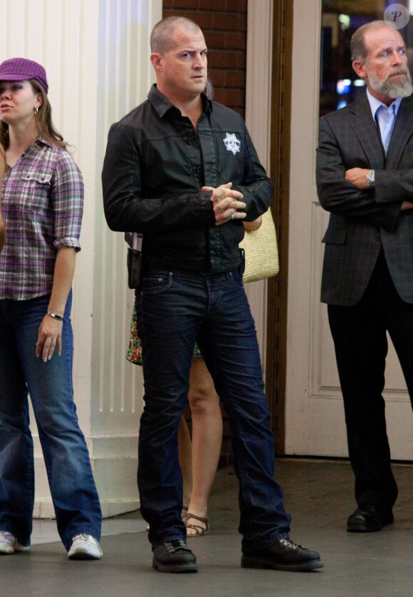 George Eads est sur le tournage de la serie "Les Experts : Las Vegas" a Las Vegas. L'acteur, dans cette scene, arrete un homme tenant une tete coupee. Le 17 octobre 2012