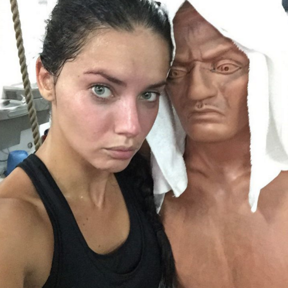 Adriana Lima multiplie les entrainements à la salle de sport en vue du défilé Victoria's Secret