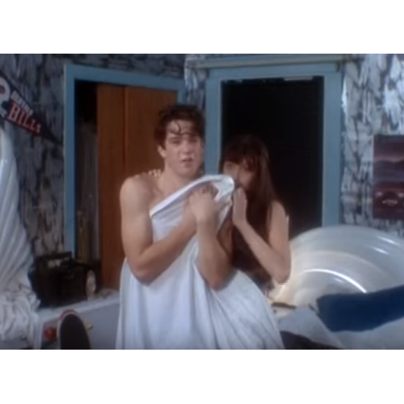 Angelina Jolie et Nathaniel Marston dans Love Is All There Is (1996) de Joseph Bologna et Renée Taylor.