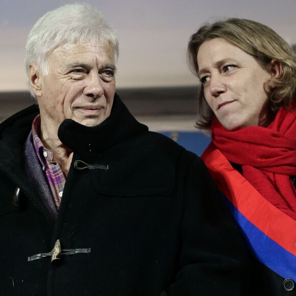 Guy Bedos et Danielle Simonnet - Rassemblement place de la République à Paris pour la 8ème Journée mondiale pour le droit de mourir dans la dignité, le 2 novembre 2015.