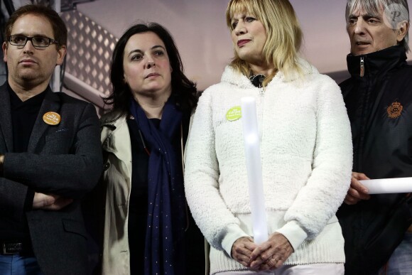 Emmanuelle Cosse, la chanteuse Stone et son mari Mario d'Alba - Rassemblement place de la République à Paris pour la 8ème Journée mondiale pour le droit de mourir dans la dignité, le 2 novembre 2015.
