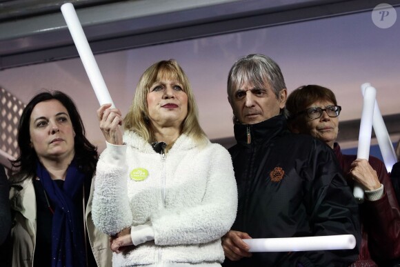 Emmanuelle Cosse, la chanteuse Stone et son mari Mario d'Alba - Rassemblement place de la République à Paris pour la 8ème Journée mondiale pour le droit de mourir dans la dignité, le 2 novembre 2015.