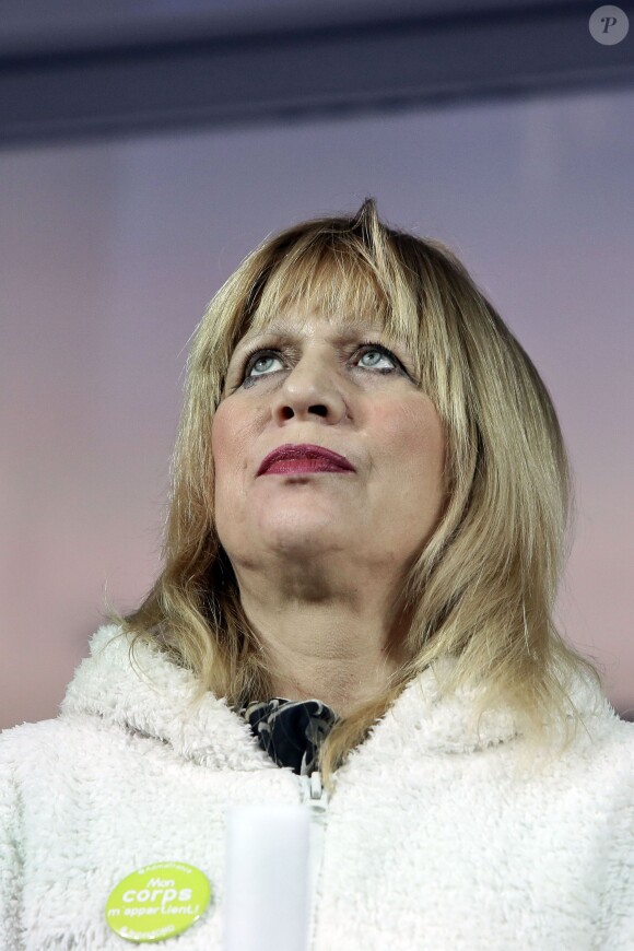 La chanteuse Stone - Rassemblement place de la République à Paris pour la 8ème Journée mondiale pour le droit de mourir dans la dignité, le 2 novembre 2015.