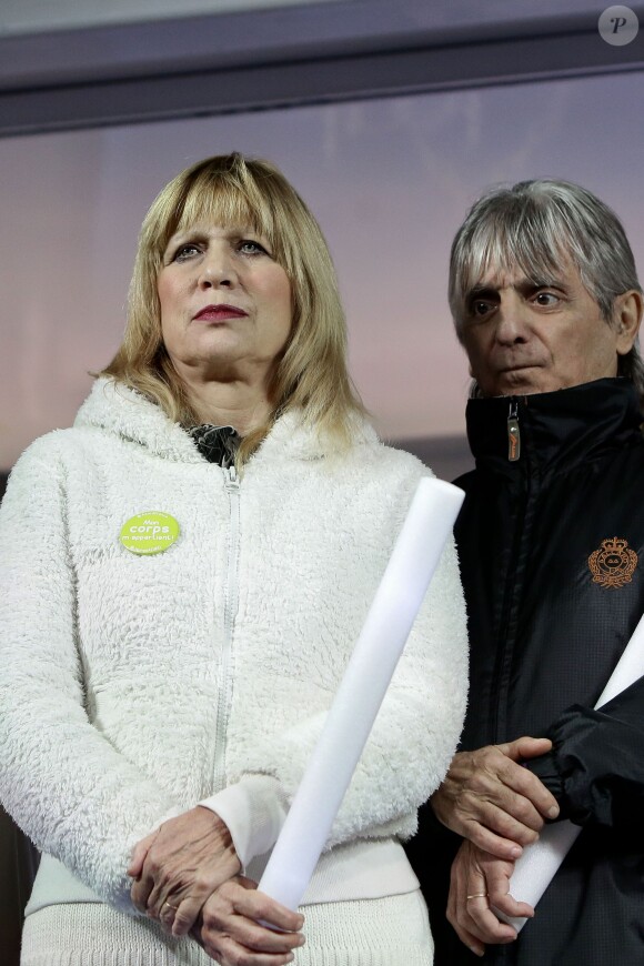 La chanteuse Stone et son mari Mario d'Alba - Rassemblement place de la République à Paris pour la 8ème Journée mondiale pour le droit de mourir dans la dignité, le 2 novembre 2015.