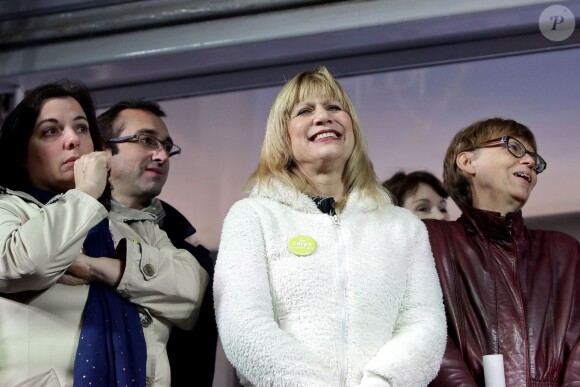 Emmanuelle Cosse et la chanteuse Stone - Rassemblement place de la République à Paris pour la 8ème Journée mondiale pour le droit de mourir dans la dignité, le 2 novembre 2015.