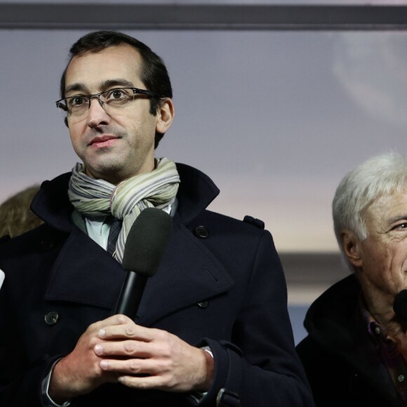 Rémi Féraud et Guy Bedos - Rassemblement place de la République à Paris pour la 8ème Journée mondiale pour le droit de mourir dans la dignité, le 2 novembre 2015.