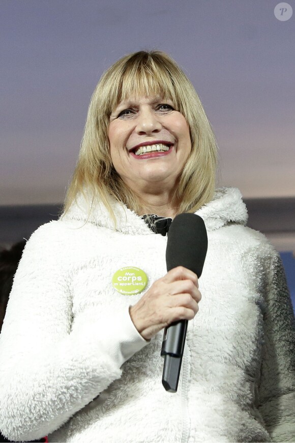 La chanteuse Stone - Rassemblement place de la République à Paris pour la 8ème Journée mondiale pour le droit de mourir dans la dignité, le 2 novembre 2015.