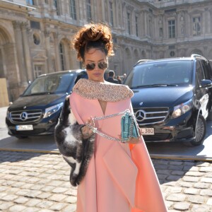 La chanteuse Rihanna arrive en famille au défilé de mode "Christian Dior", collection prêt-à-porter printemps-été 2016, à la Cour Carrée du Louvre à Paris. Le 2 Octobre 2015