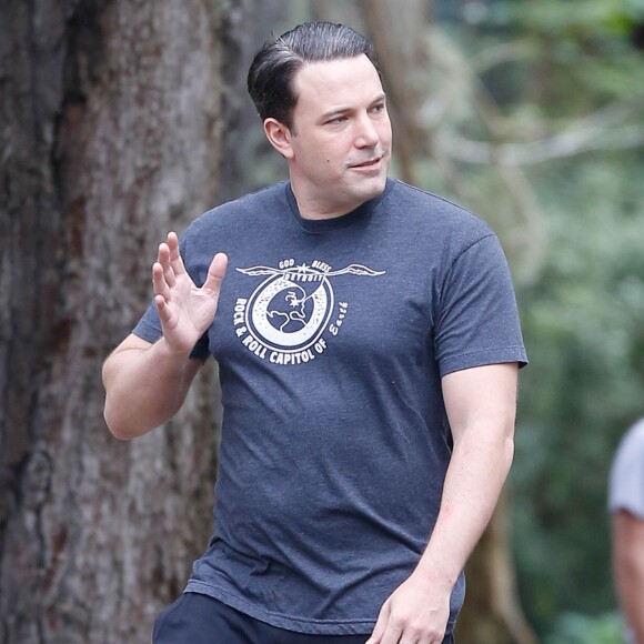 Ben Affleck, souriant, sur le tournage de "Live by night" à Brunswick le 4 novembre 2015.