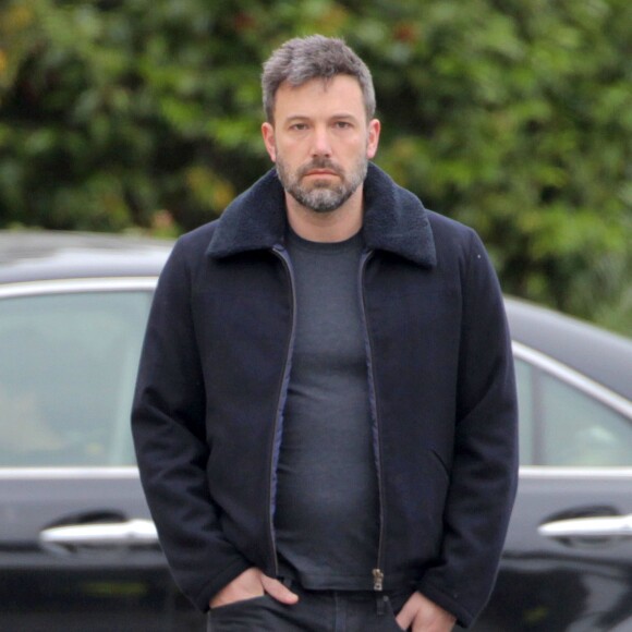 Ben Affleck, l'air triste, se promène dans les rues de Brentwood le 26 mai 2015.