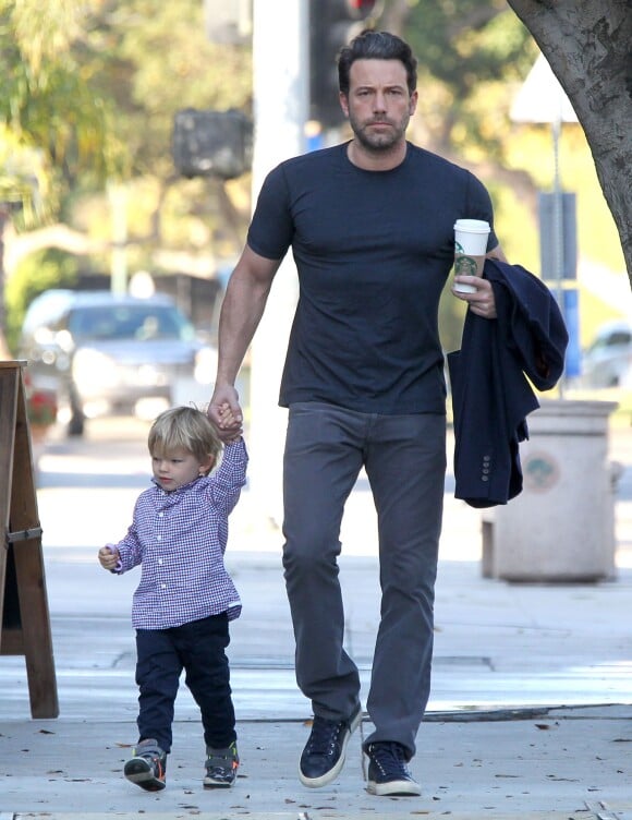 Ben Affleck et son fils Samuel Garner Affleck sont allés chercher des boissons chez Starbucks à Brentwood, le 28 octobre 2014.