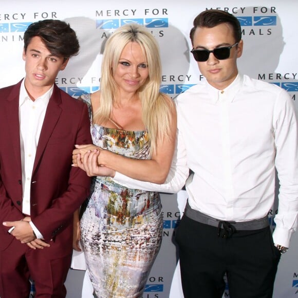 Pamela Anderson et ses fils Dylan Jagger Lee, Brandon Thomas Lee sur le tapis rouge du "Mercy for Animals Hidden Heroes Gala 2015 " à Los Angeles le 29 août 2015