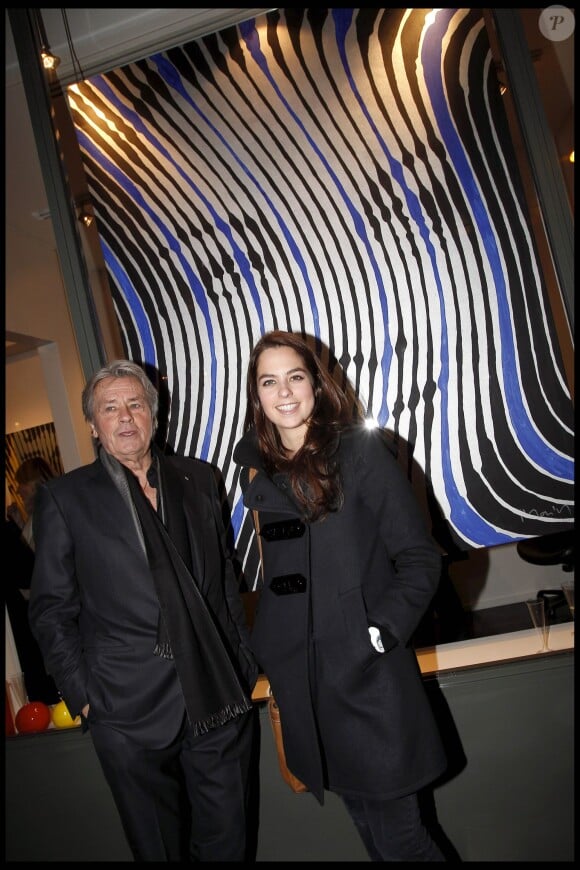 Alain Delon et sa fille Anouchka à Paris lors du vernissage de l'exposition de Marcos Marin à Paris le 24 janvier 2011