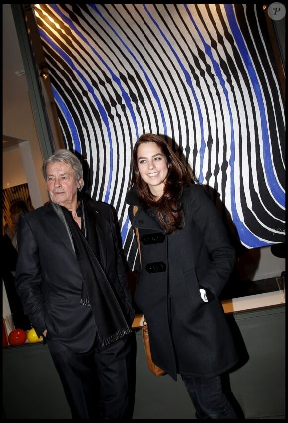 Alain Delon et sa fille Anouchka à Paris lors du vernissage de l'exposition de Marcos Marin à Paris le 24 janvier 2011