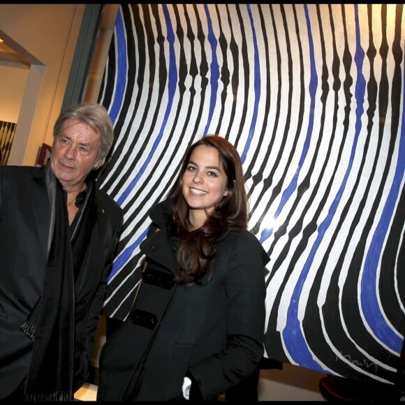 Alain Delon et sa fille Anouchka à Paris lors du vernissage de l'exposition de Marcos Marin à Paris le 24 janvier 2011