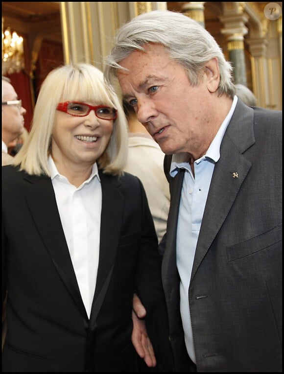 Exclusif - Mireille Darc et Alain Delon lors de la cérémonie de remise des insignes de commandeur de l'ordre national du mérite de Mireille Darc à Paris le 21 avril 201