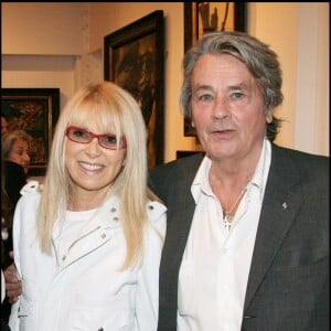 Mireille Darc et Alain Delon lors du vernissage de l'exposition "Mes années 1950, collection d'Alain Delon" à Paris en 2007