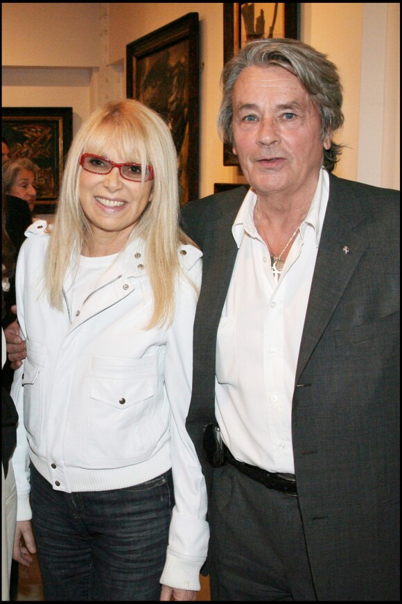 Mireille Darc et Alain Delon lors du vernissage de l'exposition "Mes années 1950, collection d'Alain Delon" à Paris en 2007