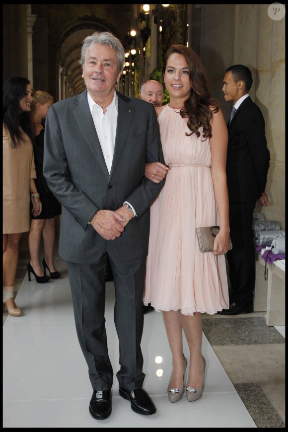 Alain Delon et sa fille Anouchka - Défilé de la collection Salvatore Ferragamo le 12 juin 2012 à Paris