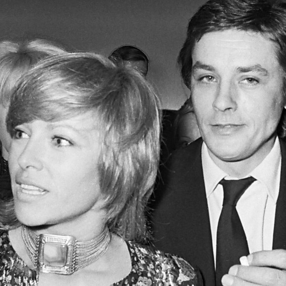 Nathalie et Alain Delon à Paris en 1971
