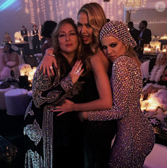 Les créatrices de bijoux Ofira Sandberg et Lorraine Schwartz et Khloé Kardashian lors de la soirée d'anniversaire de Kris Jenner (60 ans) à Los Angeles. Le 6 novembre 2015.