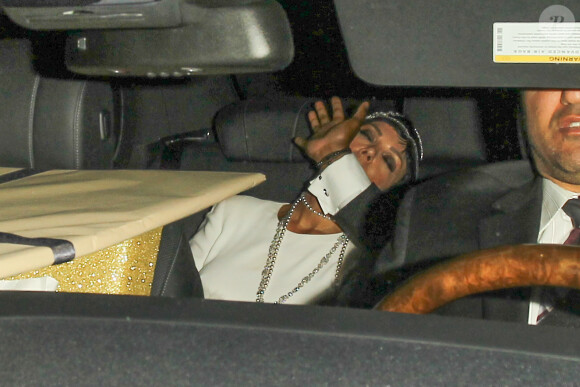 Kris Jenner et son compagnon Corey Gamble en voiture à l'issue de sa soirée d'anniversaire. Los Angeles, nuit du 6 au 7 novembre 2015.