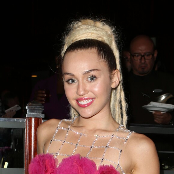 Miley Cyrus lors du 46e gala d'anniversaire du Centre LGBT de Los Angeles, à Century City, le 7 novembre 2015.