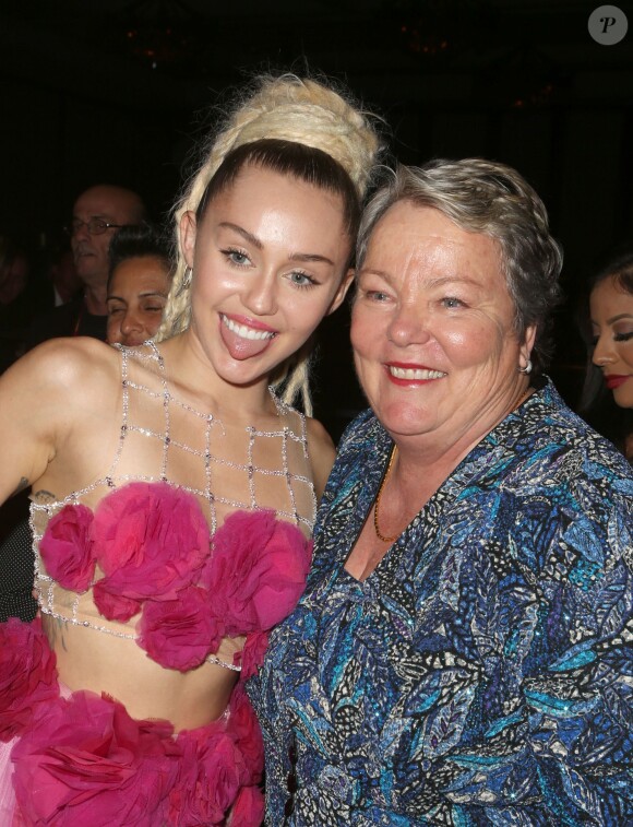 Miley Cyrus et Lorri L. Jean lors du 46e gala d'anniversaire du Centre LGBT de Los Angeles, à Century City, le 7 novembre 2015.