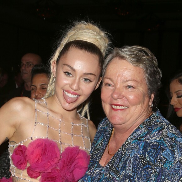 Miley Cyrus et Lorri L. Jean lors du 46e gala d'anniversaire du Centre LGBT de Los Angeles, à Century City, le 7 novembre 2015.