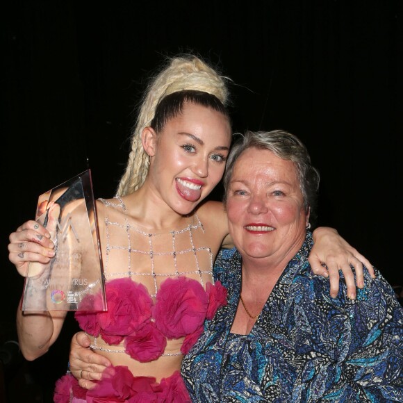 Miley Cyrus lors du 46e gala d'anniversaire du Centre LGBT de Los Angeles, à Century City, le 7 novembre 2015.