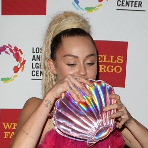 Miley Cyrus lors du 46e gala d'anniversaire du Centre LGBT de Los Angeles, à Century City, le 7 novembre 2015.