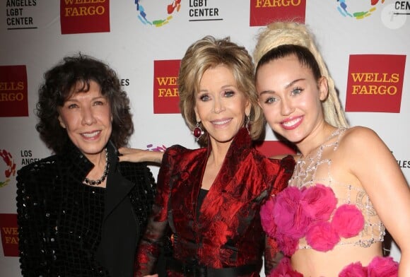 Lily Tomlin, Jane Fonda, et Miley Cyrus lors du 46e gala d'anniversaire du Centre LGBT de Los Angeles, à Century City, le 7 novembre 2015.