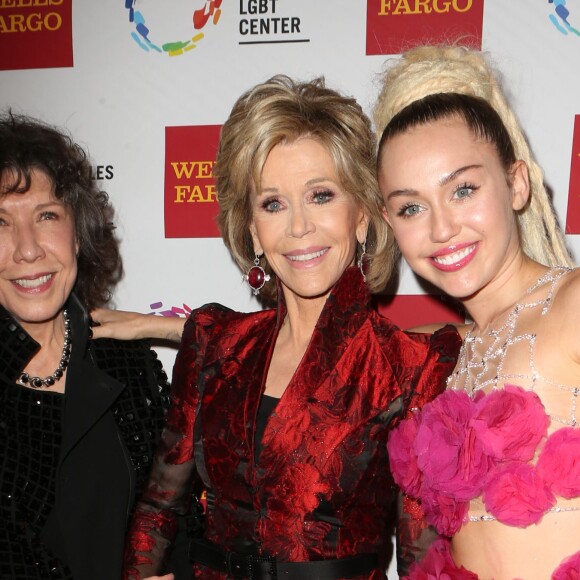 Lily Tomlin, Jane Fonda, et Miley Cyrus lors du 46e gala d'anniversaire du Centre LGBT de Los Angeles, à Century City, le 7 novembre 2015.