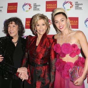 Lorri L. Jean, Lily Tomlin, Jane Fonda, et Miley Cyrus lors du 46e gala d'anniversaire du Centre LGBT de Los Angeles, à Century City, le 7 novembre 2015.