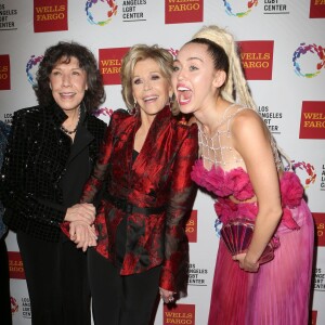 Lily Tomlin, Jane Fonda, et Miley Cyrus lors du 46e gala d'anniversaire du Centre LGBT de Los Angeles, à Century City, le 7 novembre 2015.