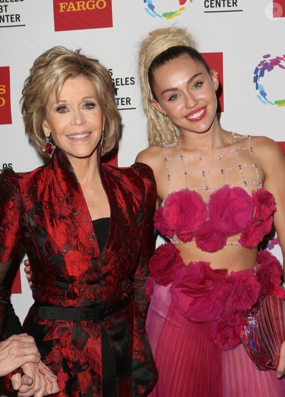 Jane Fonda et Miley Cyrus lors du 46e gala d'anniversaire du Centre LGBT de Los Angeles, à Century City, le 7 novembre 2015.