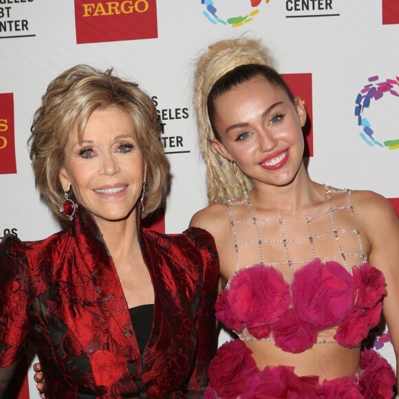 Jane Fonda et Miley Cyrus lors du 46e gala d'anniversaire du Centre LGBT de Los Angeles, à Century City, le 7 novembre 2015.