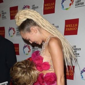 Jane Fonda et Miley Cyrus lors du 46e gala d'anniversaire du Centre LGBT de Los Angeles, à Century City, le 7 novembre 2015.