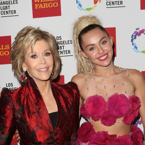 Jane Fonda et Miley Cyrus lors du 46e gala d'anniversaire du Centre LGBT de Los Angeles, à Century City, le 7 novembre 2015.