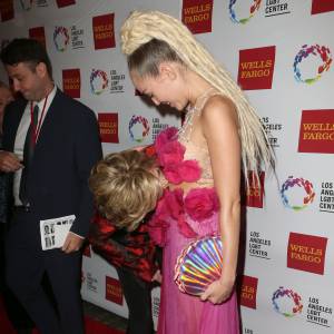 Jane Fonda et Miley Cyrus lors du 46e gala d'anniversaire du Centre LGBT de Los Angeles, à Century City, le 7 novembre 2015.