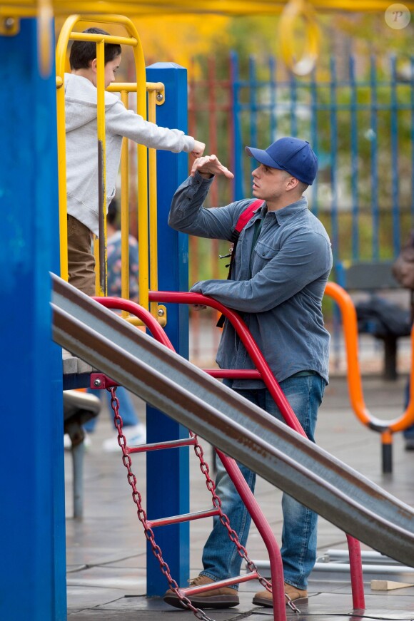 Jennifer Lopez sur le tournage du film 'Shades of Blue' à Sunset Park à New York. Ray Liotta et Casper Smart tournent une scène ensemble sur une aire de jeux pour enfants. Le 2 novembre 2015