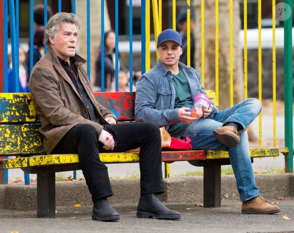 Jennifer Lopez sur le tournage du film 'Shades of Blue' à Sunset Park à New York. Ray Liotta et Casper Smart tournent une scène ensemble sur une aire de jeux pour enfants. Le 2 novembre 2015