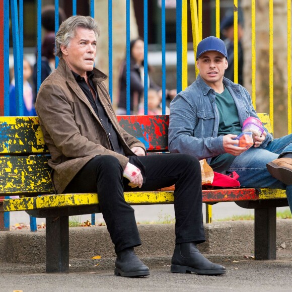 Jennifer Lopez sur le tournage du film 'Shades of Blue' à Sunset Park à New York. Ray Liotta et Casper Smart tournent une scène ensemble sur une aire de jeux pour enfants. Le 2 novembre 2015