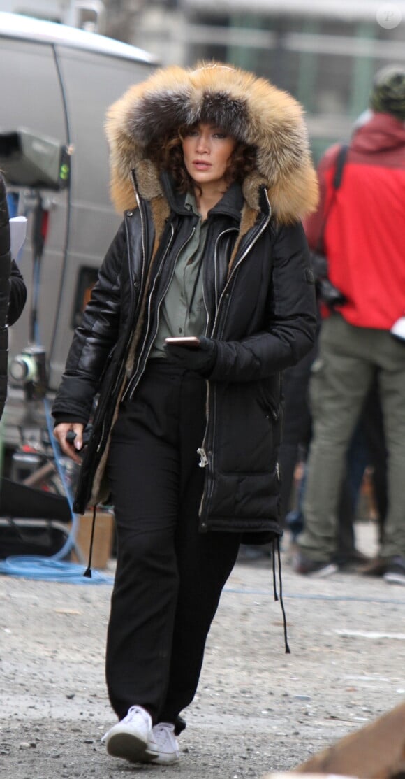 Jennifer Lopez tourne une scène d'échange de tirs pour la série "Shade of Blue" à New York le 27 octobre 2015.